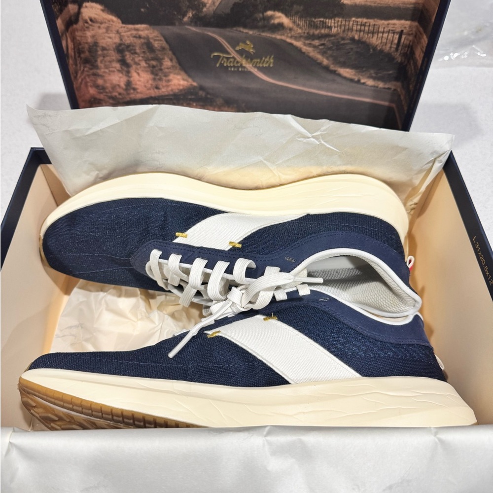 Tracksmith Eliot Runner Women’s  Blue and White